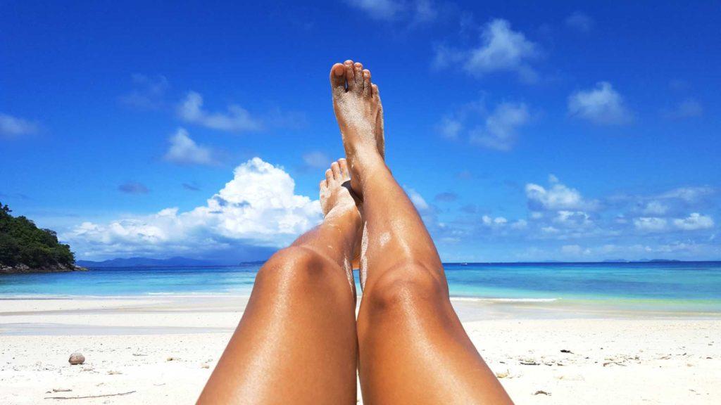 jambes de femme à la plage