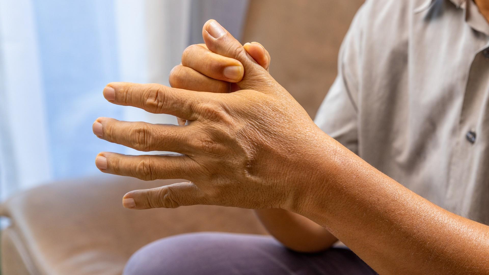 Douleur articulaire à la main : origines, symptômes et traitement