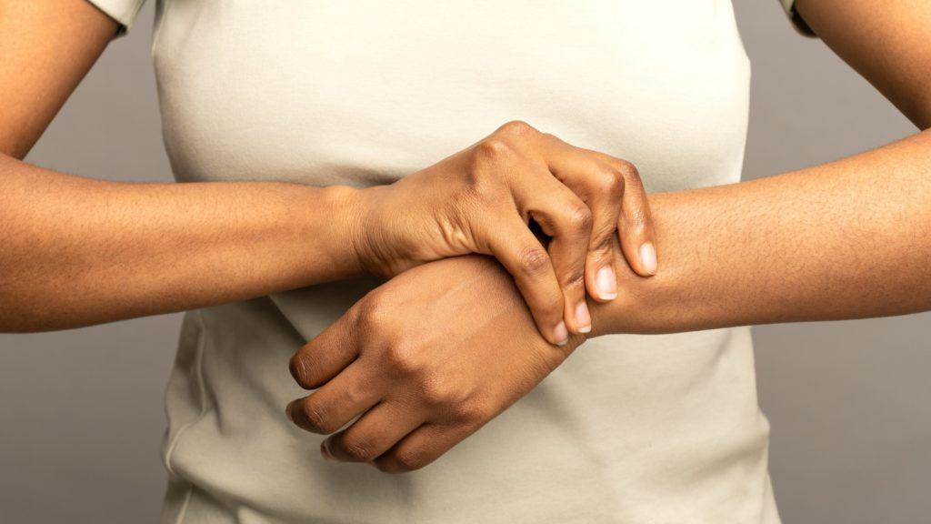 femme inflammation articulation poignet