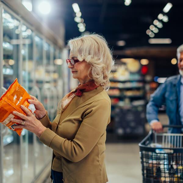 femme 80 ans fait ses courses