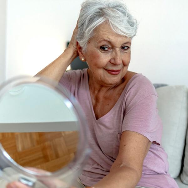 femme 80 ans devant miroir