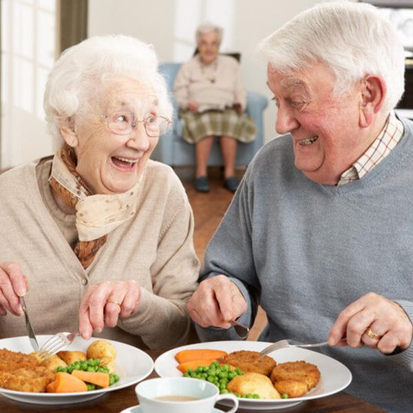 homme et femme 80 ans repas