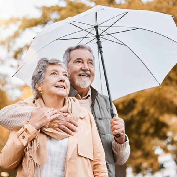 homme et femme 80 ans en forêt