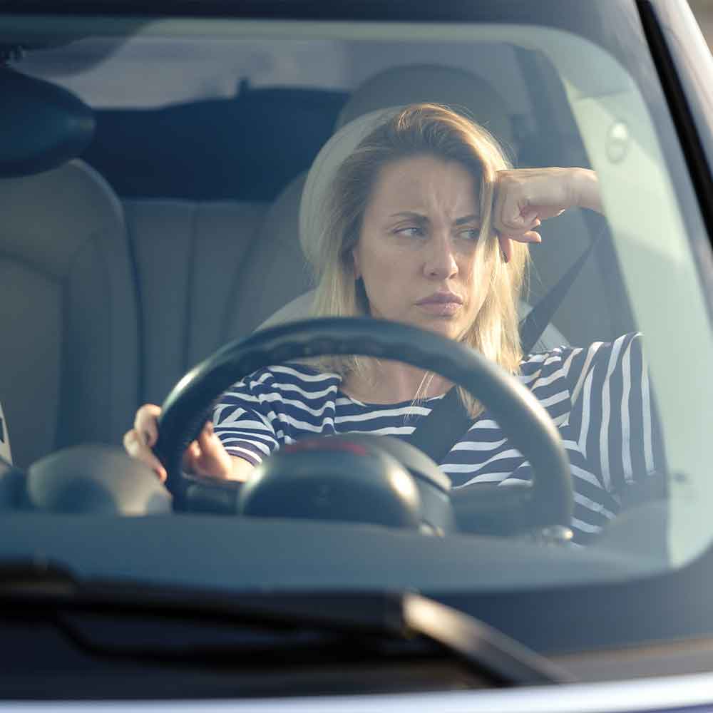 Femme fatiguée en voiture