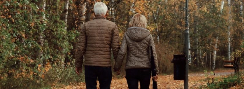 couple-balade-senior-exercice-circulation-veineuse