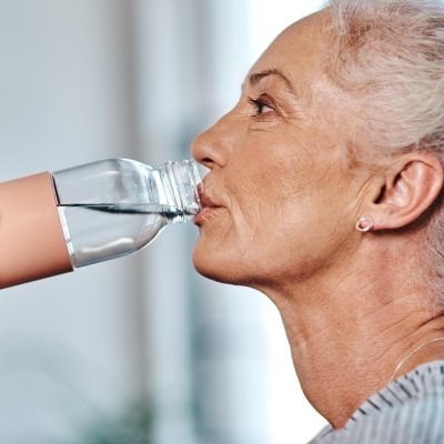 femme_hydratation_boire_eau_gourde_temps_digestion