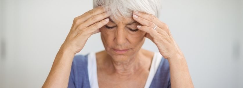 femme-senior-manque-magnesium-maux-de-tete