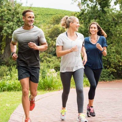 groupe-coureurs-tout-ages-sportif-complements-alimentaires-naturavignon