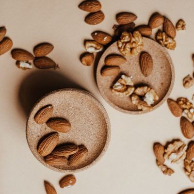 noix-et-amandes-fond-clair-proteines-vegetales