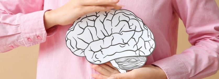 femme-chemise-tenant-dessin-cerveau