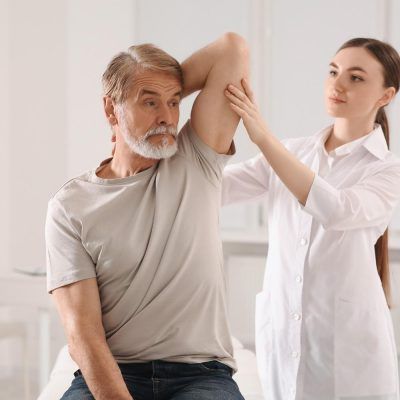 examen-clinique-douleur-musculaire-senior